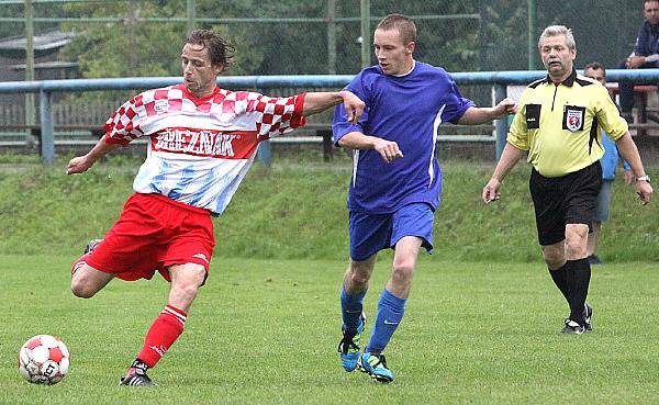 Fotbalisté rezervy Velkého Března doma porazili Malé Březno (modří) vysoko 5:1.