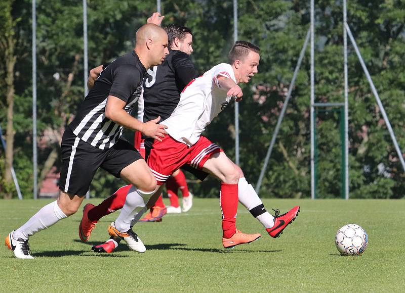 I.A třída. Ústecké městské derby Neštěmice (bíločervení) - Mojžíř (černí) skončilo remízou 2:2, na penalty zvítězilo mužstvo Neštěmic.