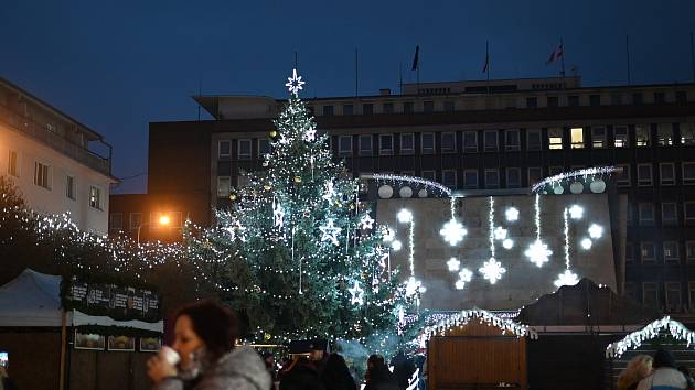Vánoční strom na Lidickém náměstí už svítí. Trhovci zmizeli.