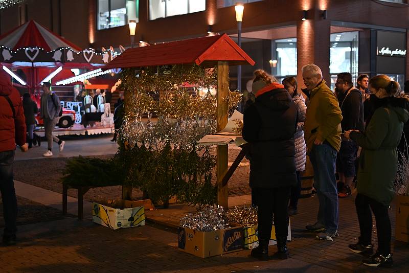 Vánoční strom na Lidickém náměstí už svítí. Trhovci zmizeli.