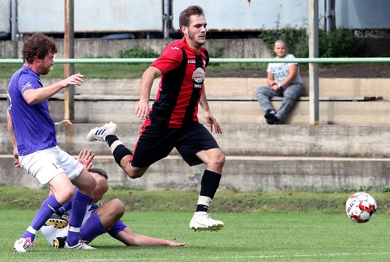 Utkání Přestanova (fialovo-bílí) proti MSK Trmice (červenočerní) skončilo remízou 2:2,, po penaltách získal bod navíc Přestanov. Hráno na stadionu v Trmicích.