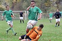 Fotbalisté Chlumce B (v bíločerném) zvítězili v důležitém utkání ve Valtířově 4:1.