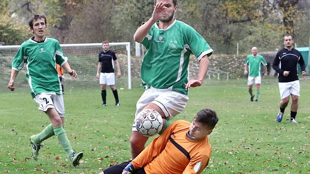 Fotbalisté Chlumce B (v bíločerném) zvítězili v důležitém utkání ve Valtířově 4:1.