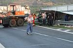 Řidič maďarského kamionu převážejícího téměř 400 selat zřejmě nezvládl ve velké rychlosti řízení a na kruhovém objezdu převrátil kamion na bok.