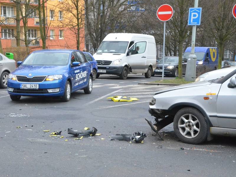 Nehoda motorkáře a auta ve Velké Hradební v Ústí.