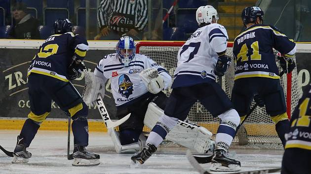 Hokejisté Slovanu (modří) doma porazili Kladno 1:0.