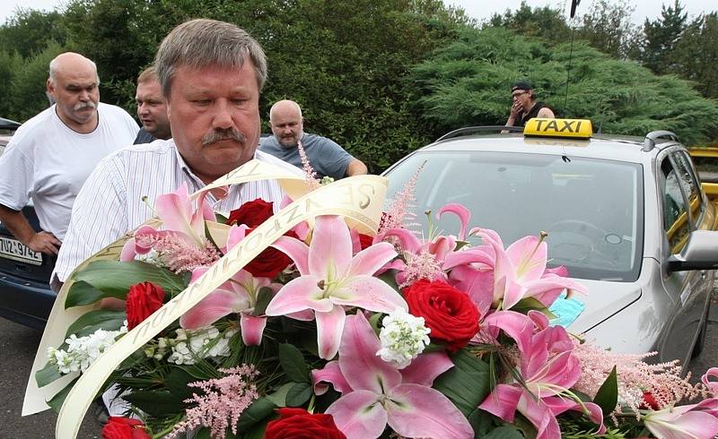 Pohřeb ubodané taxikářky v Neštěmicích. 