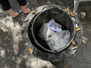 Koše v centru Ústí nad Labem patří k nejkritizovanějším prvkům, kromě samotného úklidu. Snímky košů sesbírané v centru krajské metropole.