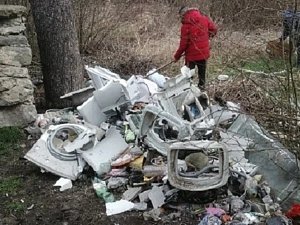 Úklid černých skládek v Ústí, který s alternativně odsouzenými vede městská policie.