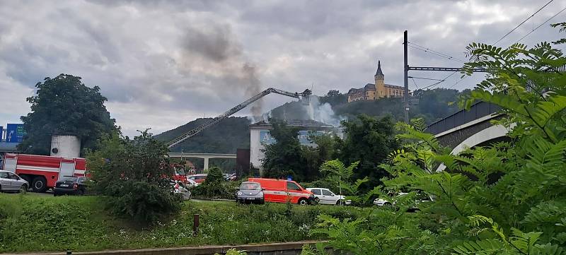 Požár bývalého autobazaru v Přístavní ulici v Ústí nad Labem