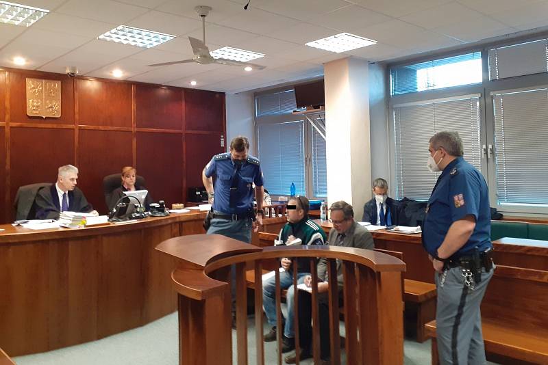 Eskorta přivedla k soudu Andrije U. obžalovaného z pokusu o vraždu