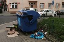 Nekonečná práce na úklidu odpadu rozházeného po ústeckých ulicích.