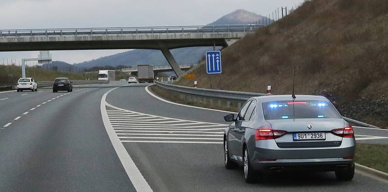 Po dálnici D8 mezi Petrovicemi a Lovosicemi se v úterý proháněl autobus s tmavými skly a dopravními policisty uvnitř.