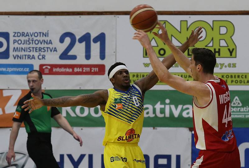 Basketbalové utkání Ústím nad Labem a Pardubice.