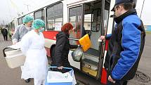 Pracovníci Krajské hygienické stanice odebírají stěry v interiérech trolejbusů a zkomají je na přítomnost viru žloutenky.