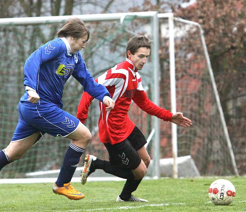 Fotbalisté Neštěmic (modří) doma porazili Velké Březno 2:0.