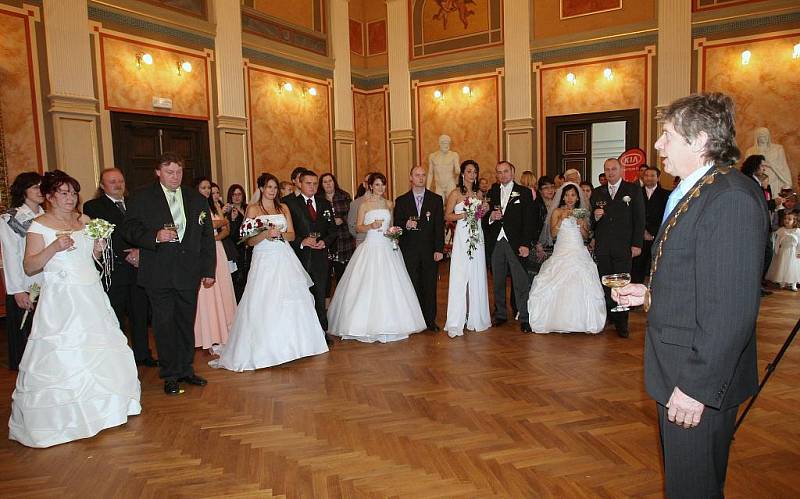 Megasvatba: Deset párů si v ústeckém muzeu řeklo 20. 11. 2011 své ano.