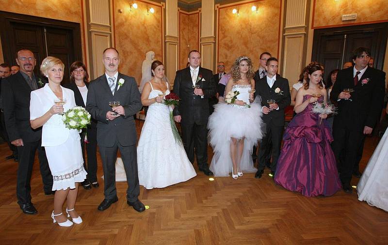 Megasvatba: Deset párů si v ústeckém muzeu řeklo 20. 11. 2011 své ano.