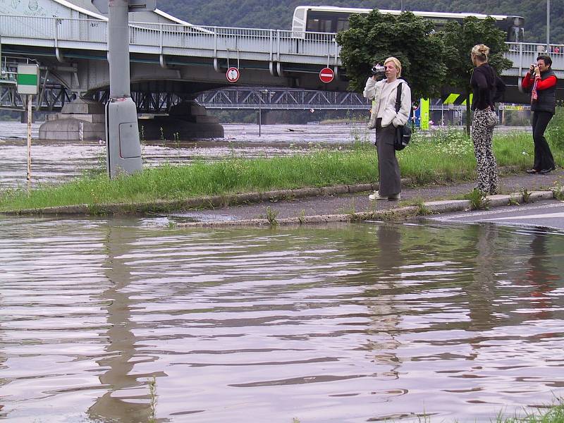 V Ústí nad Labem ve čtvrtek 14. srpna zaplavila voda z Labe celou přístavní ulici. Snímky jsou také z centra města, kde se lidé připravovali na povodeň naplňováním pytlů s pískem.