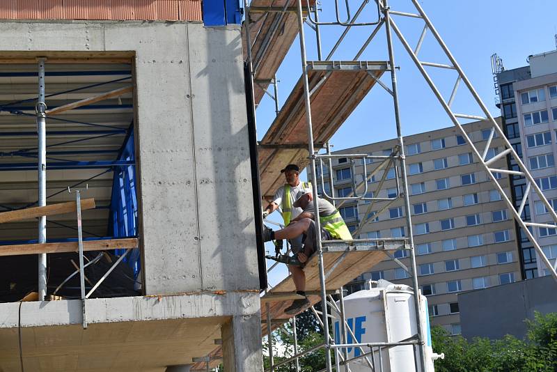 V nové hale, která roste mezi plaveckým areálem a Sportcentrem Sluneta, budou dvě basketbalová hřiště, malé hlediště, moderní zázemí a nová posilovna. Součástí stavby bude také bytový komplex.