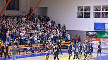 Basketbalisté Děčína si spolu se svými fanoušky užívají výhru v severočeském derby na palubovce Ústí nad Labem. KNBL 2022/2023, 1. kolo.