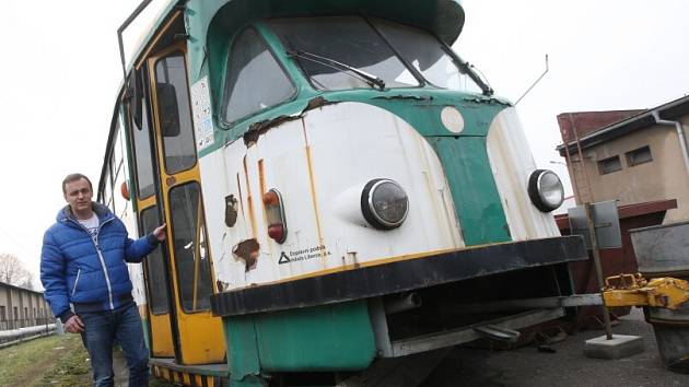 Poslední ústecká tramvaj, kterou koupil ústecký dopravní podnik za 20 tisíc teď chátrá v depu.
