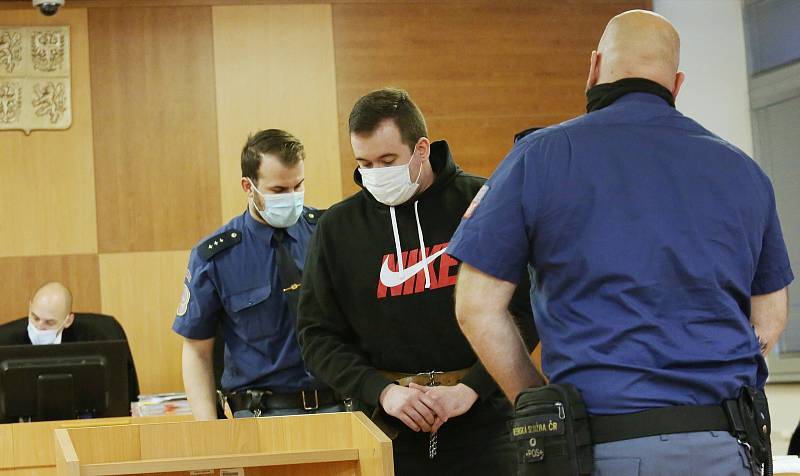 Obžalovaný Tomáš Havlíček, který chtěl na Štědrý den v roce 2019 v Mojžíři na Ústecku zavraždit svého nevlastního otce, stanul před soudem.