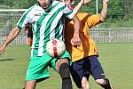Fotbalisté Libouchce (zeleno-bílé dresy) zvítězili v derby na hřišti Jílového 3:1.