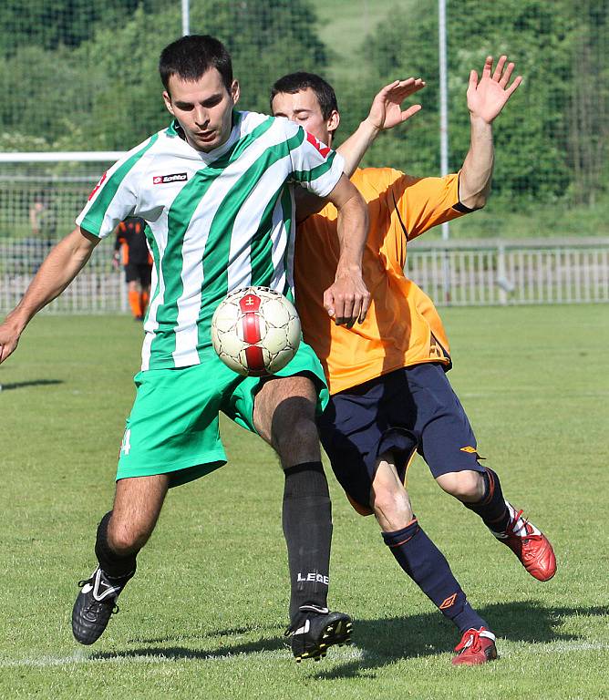 Fotbalisté Libouchce (zeleno-bílé dresy) zvítězili v derby na hřišti Jílového 3:1.