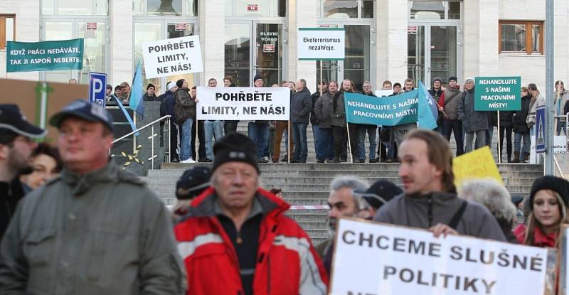 Demonstrace proti prolomení limitů před krajským úřadem v Ústí nad Labem.