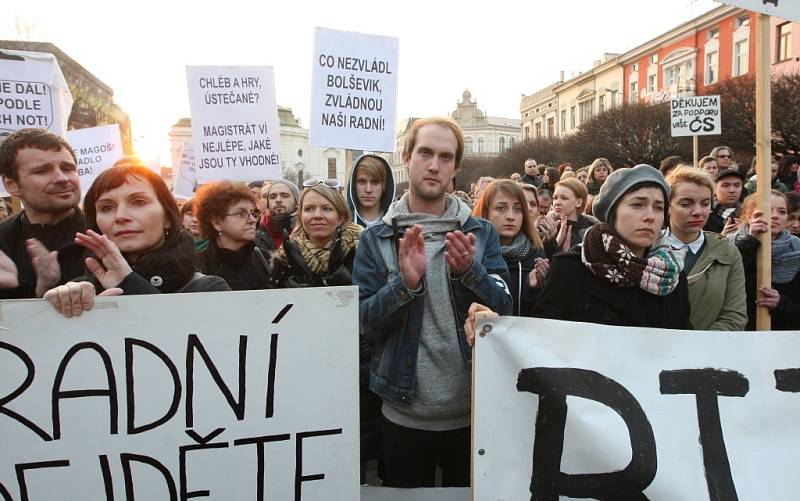 Shromáždění na Lidickém náměstí na podporu ústeckého Činoherního studia.