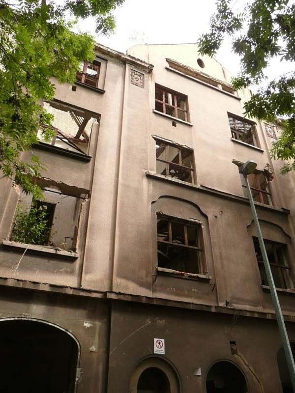 Blok domů v ulici Na Nivách je už několik let v dezolátním stavu.