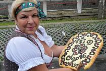 LADA ŠIMÁNKOVÁ ze spolku Veselá Brná ukazuje jeden z koláčů, který se soutěžícím dámám velmi povedl.