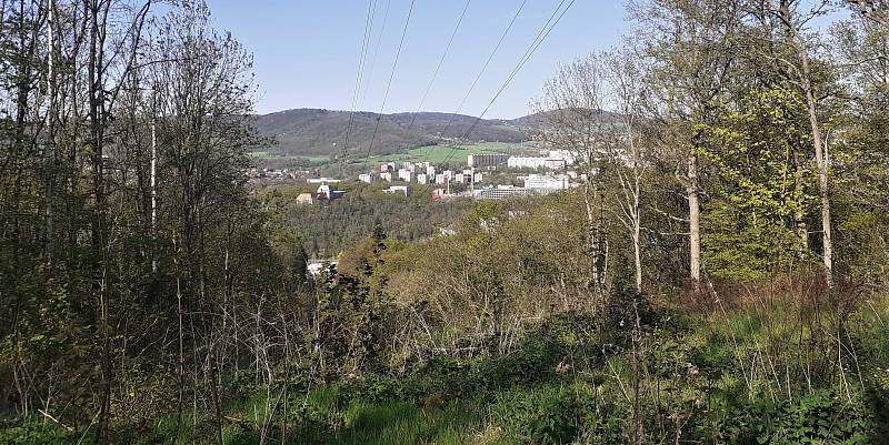 Střížovický vrch v Ústí nad Labem v různých částech roku. Tento snímek je z 10. května 2021.