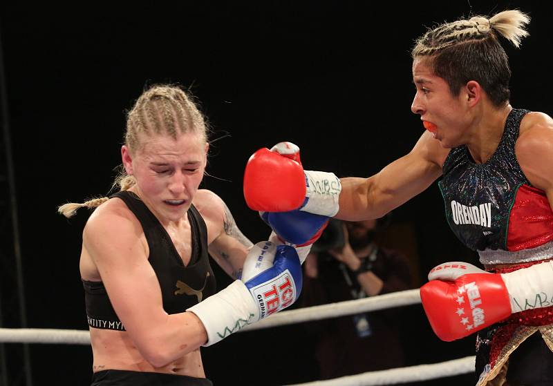 Fabiana Bytyqi (modré rukavice) vs. Maria Soledad Vargas v souboji o titul mistryně světa WBC v atomové váze