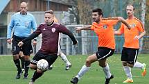 Fotbalisté Mojžíře (v oranžovočerném) doma porazili v ostře sledovaném derby před 450 diváky Neštěmice 1:0. Foto: Deník/Rudolf Hoffmann