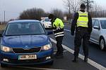 Policejní kontrola na silnici I/15 u Třebívlic, na rozhraní okresů Litoměřice a Louny. Pondělí 1. března 2021