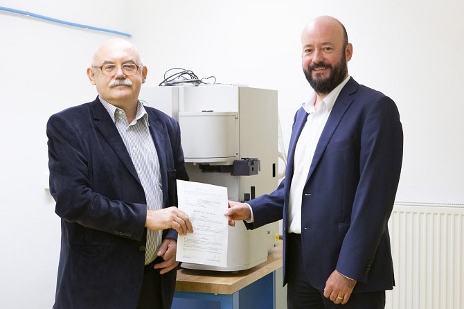 Fakulta strojního inženýrství má přístroj pro analýzu vodíku od firmy Měď Povrly. Děkan Štefan Michna (vlevo) a ředitel firmy David Kozel.