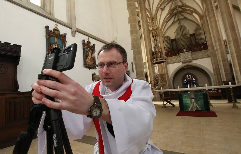 Velikonoce v církvi ovlivňuje koronavir. Proto velkopáteční obřady probíhají formou videopřenosu. Věřící sledují, co se v kostele děje, v počítači a nebo na mobilním telefonu.