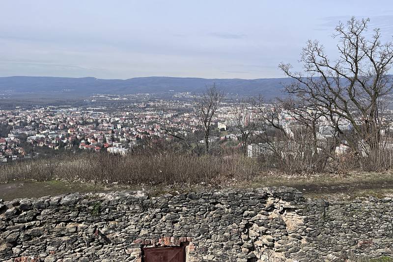 Vůně zabijačky v sobotu přilákala stovky lidí na teplický hrad Doubravka.