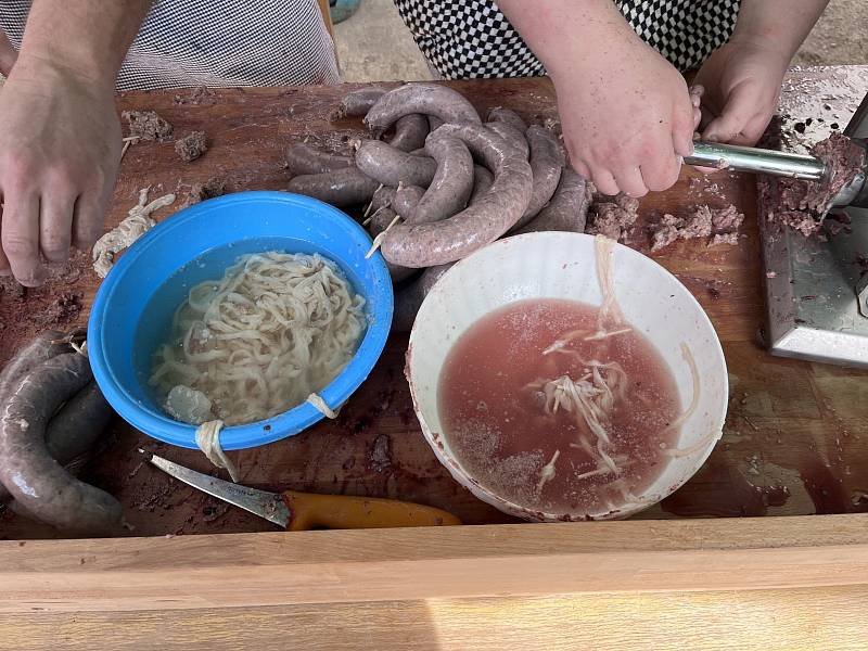 Vůně zabijačky v sobotu přilákala stovky lidí na teplický hrad Doubravka.