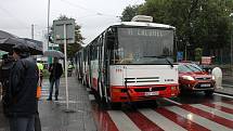 Řidič autobusu srazil chodce u zimního stadionu.