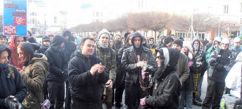Demonstrace v sobotní nečas: ACTA je mafiánská smlouva.