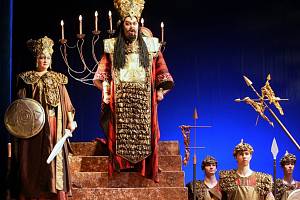 Barytonista Nikolaj Někrasov v opeře Nabucco. 
