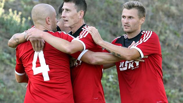 Fotbalisté Brné (v červenočerném) porazili doma v 1. kole krajského přeboru fotbalistů Dobroměřice 2:1. Foto: Deník/Rudolf Hoffmann