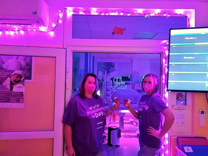 Zástupci Nedoklubka předali purpurové léčivé balíčky rodičům a také všem lékařům, sestrám a dalším pracovníkům, kteří na neonatologických odděleních působí.