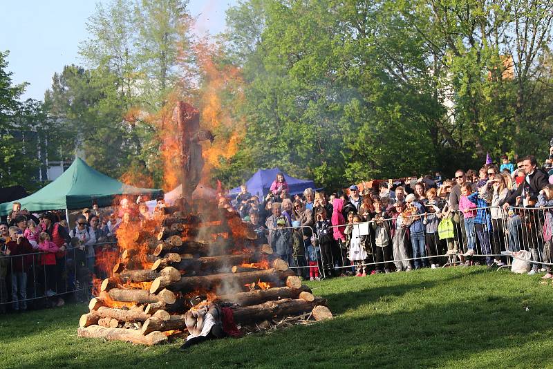 Jedním z mnoha míst tradičního pálení čarodějnic se opět stal Centrální park na Severní Terase.