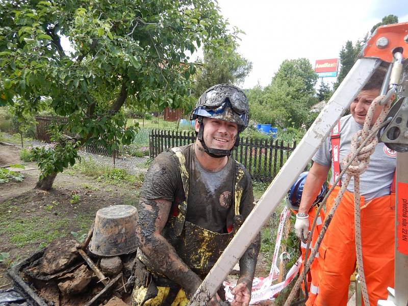 Ve Všebořicích se propadla zahrada do starého dolu