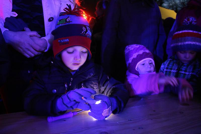 Rozsvěcení vánočního stromku v Centrálním parku Severní Terasa.