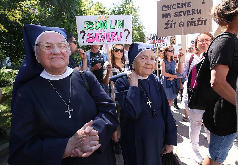 Demonstrace proti zrušení nemocnice v Rumburku před Krajským úřadem v Ústí nad Labem.